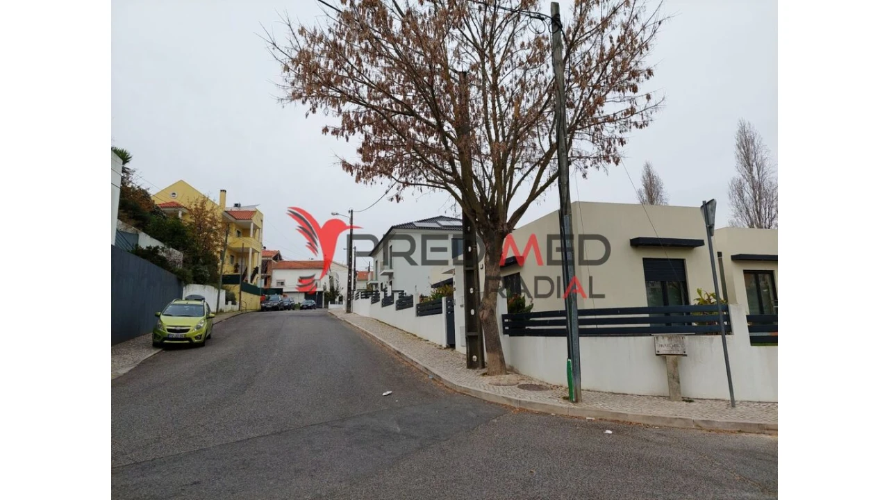 Terreno para Venda em Pontinha e Famões Foto 1