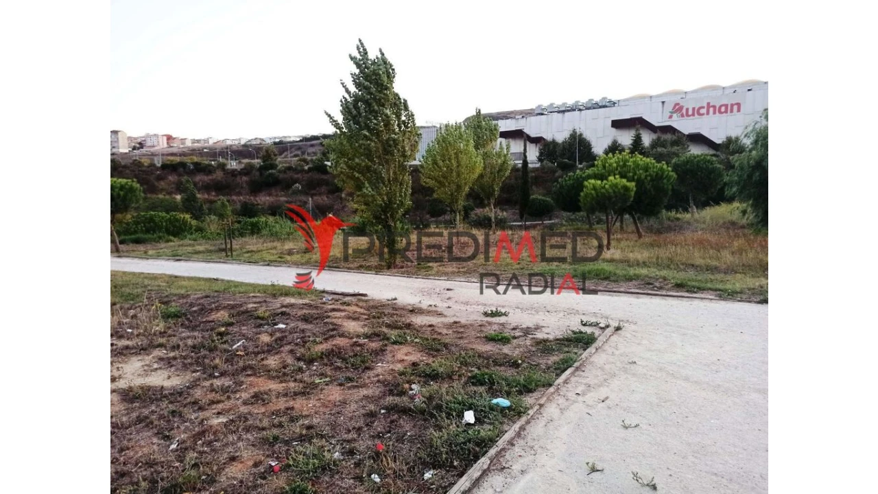 Terreno para Venda em Pontinha e Famões Foto 14