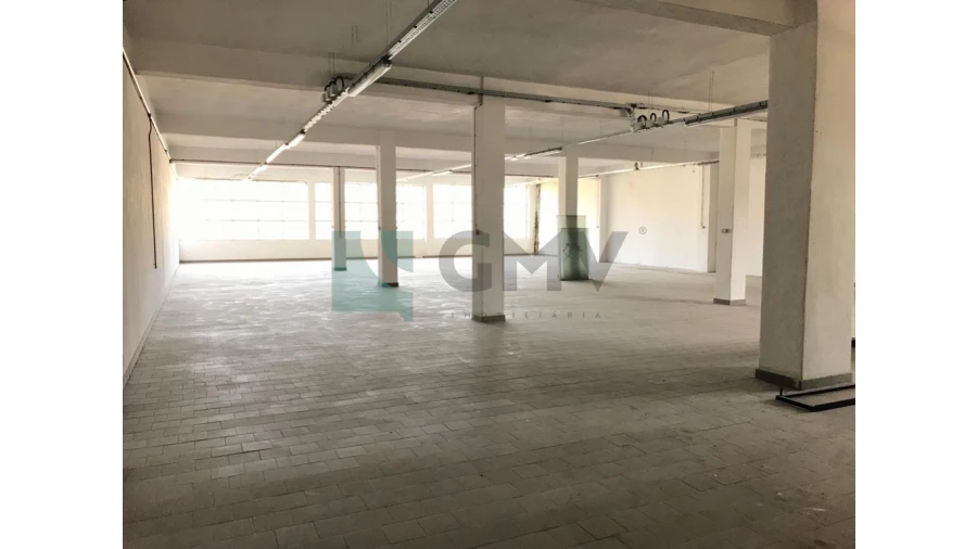 Armazém para Venda em Povoa de Lanhoso (N. Senhora do Amparo)