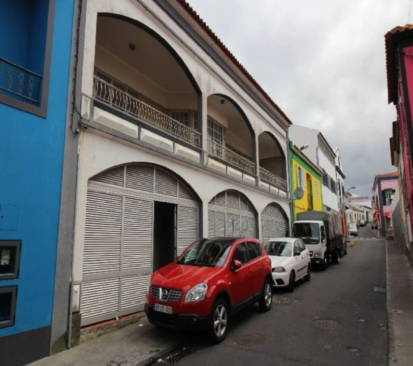 Moradia T4 para Venda em Rabo de Peixe Foto 1