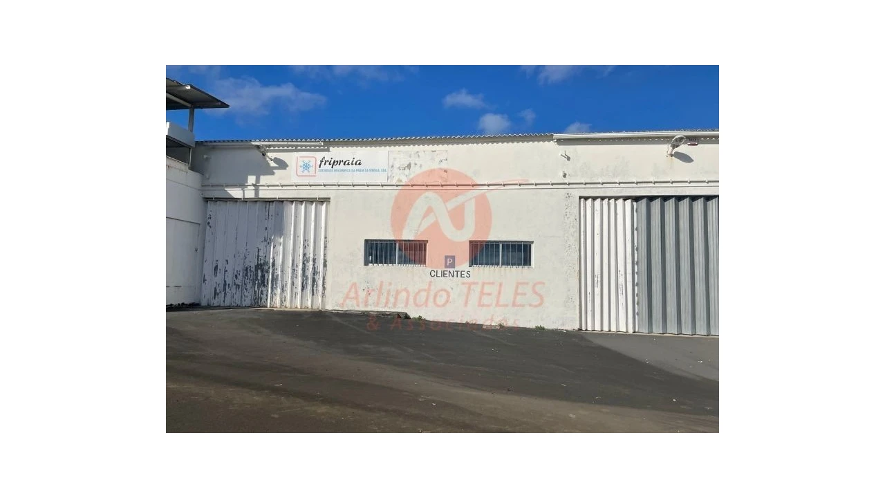 Armazém para Venda em Praia da Vitoria (Santa Cruz) Foto 1