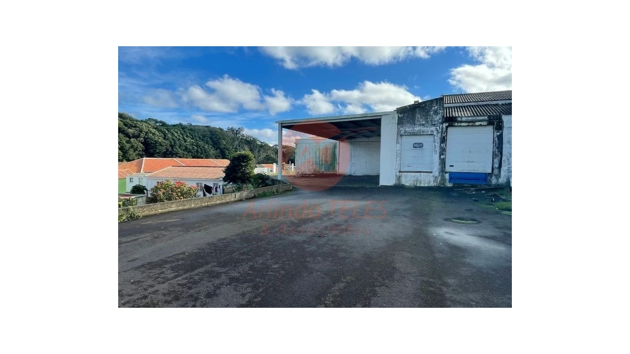 Armazém para Venda em Praia da Vitoria (Santa Cruz) Foto 6