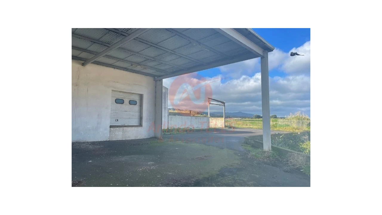 Armazém para Venda em Praia da Vitoria (Santa Cruz) Foto 9