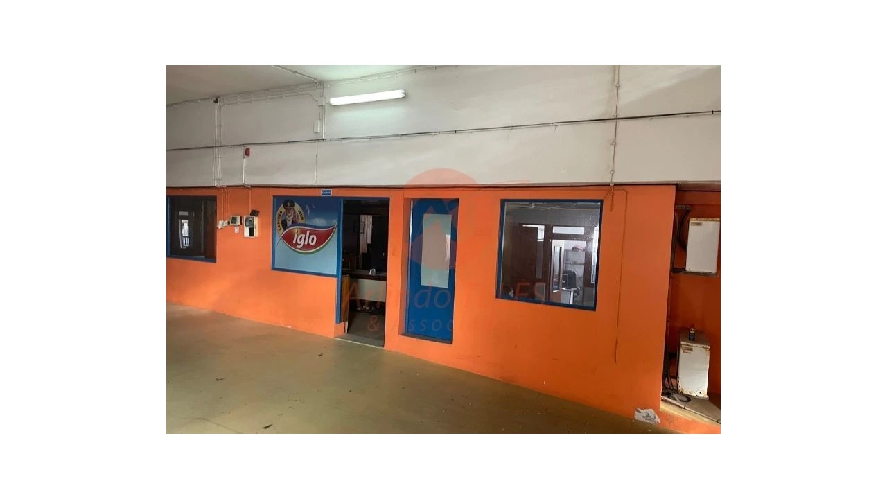 Armazém para Venda em Praia da Vitoria (Santa Cruz) Foto 47