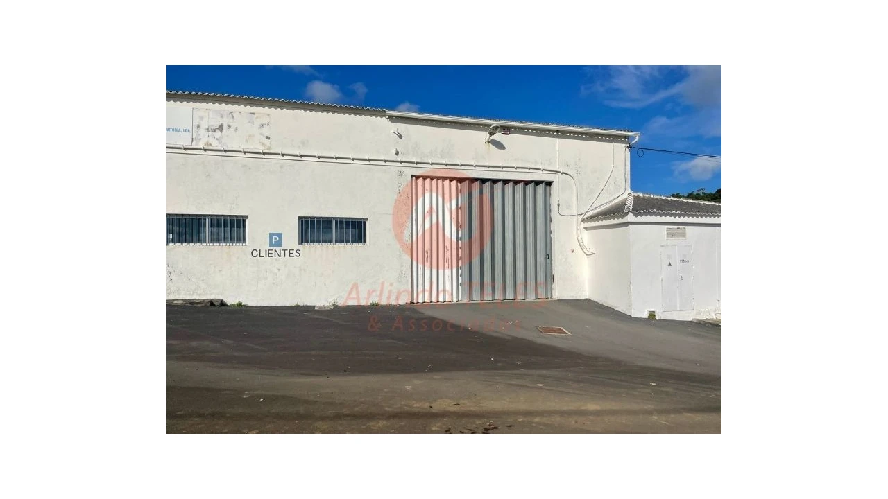 Armazém para Venda em Praia da Vitoria (Santa Cruz) Foto 2