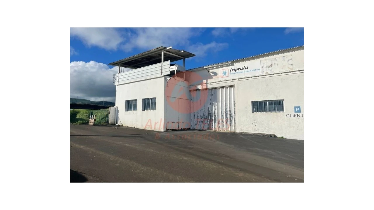 Armazém para Venda em Praia da Vitoria (Santa Cruz) Foto 3