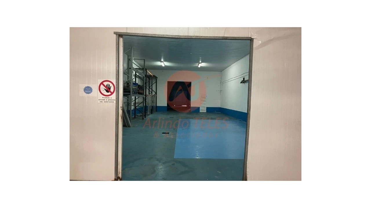 Armazém para Venda em Praia da Vitoria (Santa Cruz) Foto 21