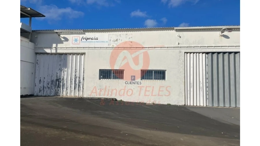 Armazém para Venda em Praia da Vitoria (Santa Cruz) Foto 1