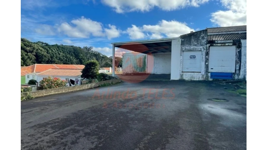 Armazém para Venda em Praia da Vitoria (Santa Cruz) Foto 6