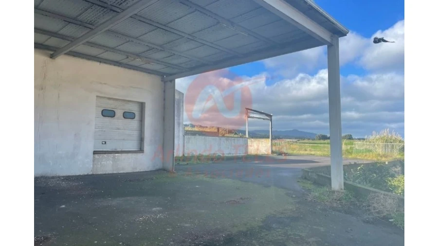 Armazém para Venda em Praia da Vitoria (Santa Cruz) Foto 9