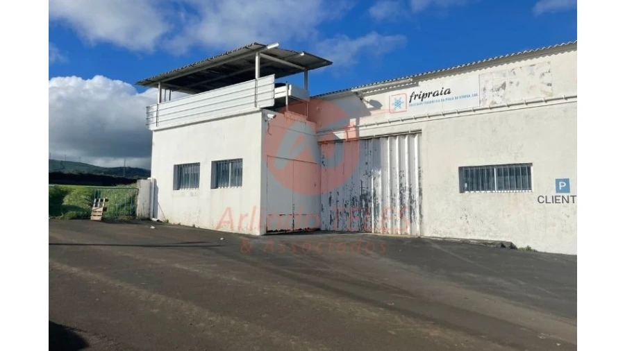 Armazém para Venda em Praia da Vitoria (Santa Cruz) Foto 3