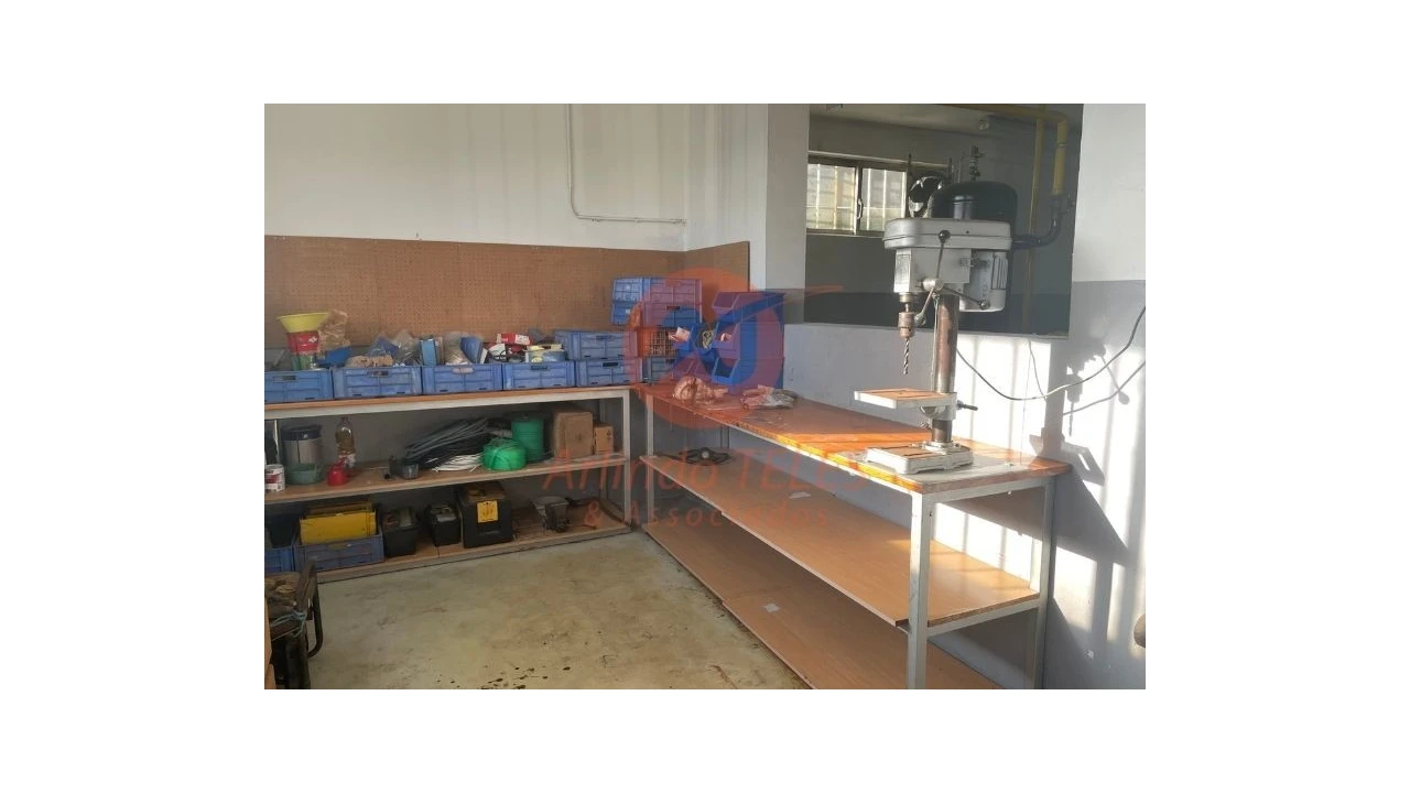 Armazém para Venda em Praia da Vitoria (Santa Cruz) Foto 71