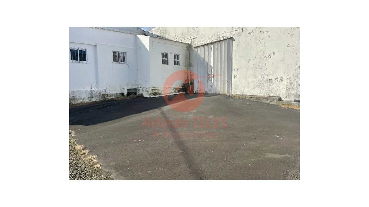 Armazém para Venda em Praia da Vitoria (Santa Cruz) Foto 5