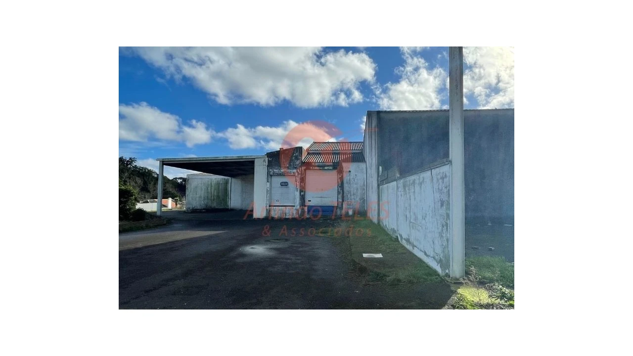 Armazém para Venda em Praia da Vitoria (Santa Cruz) Foto 7