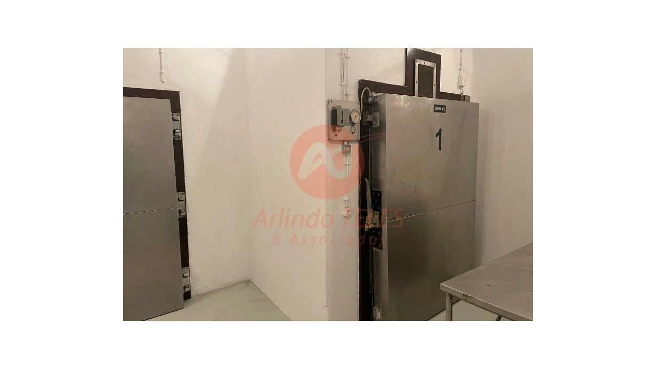 Armazém para Venda em Praia da Vitoria (Santa Cruz) Foto 14