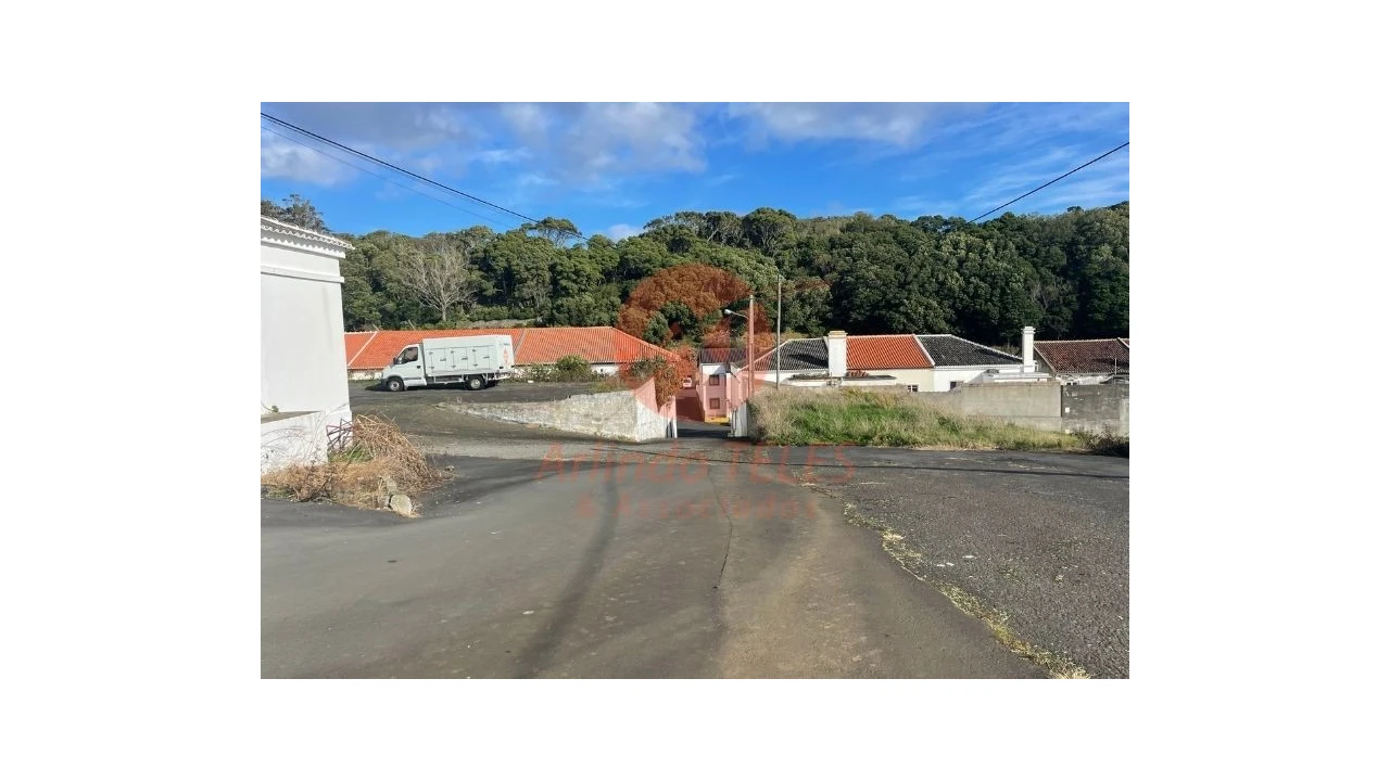 Armazém para Venda em Praia da Vitoria (Santa Cruz) Foto 4