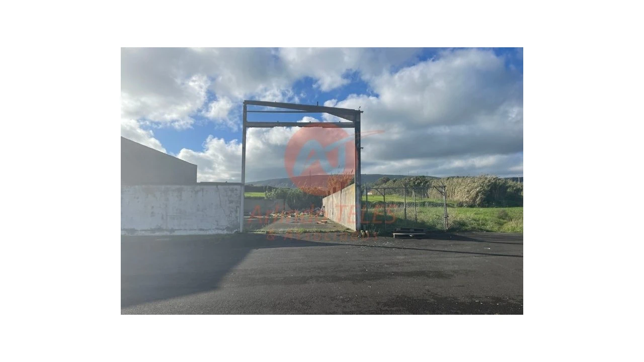 Armazém para Venda em Praia da Vitoria (Santa Cruz) Foto 8