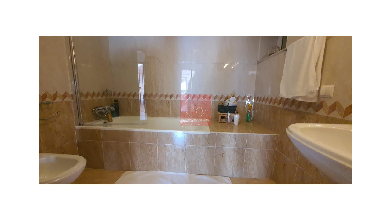 Moradia T5 para Venda em Arcozelo Foto 8