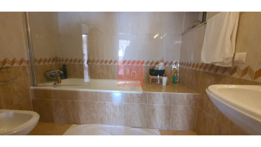 Moradia T5 para Venda em Arcozelo Foto 8