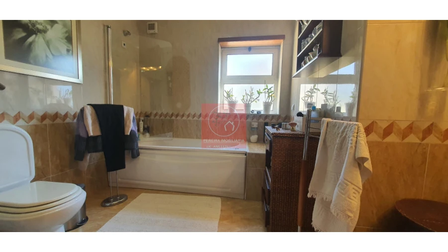 Moradia T5 para Venda em Arcozelo Foto 9