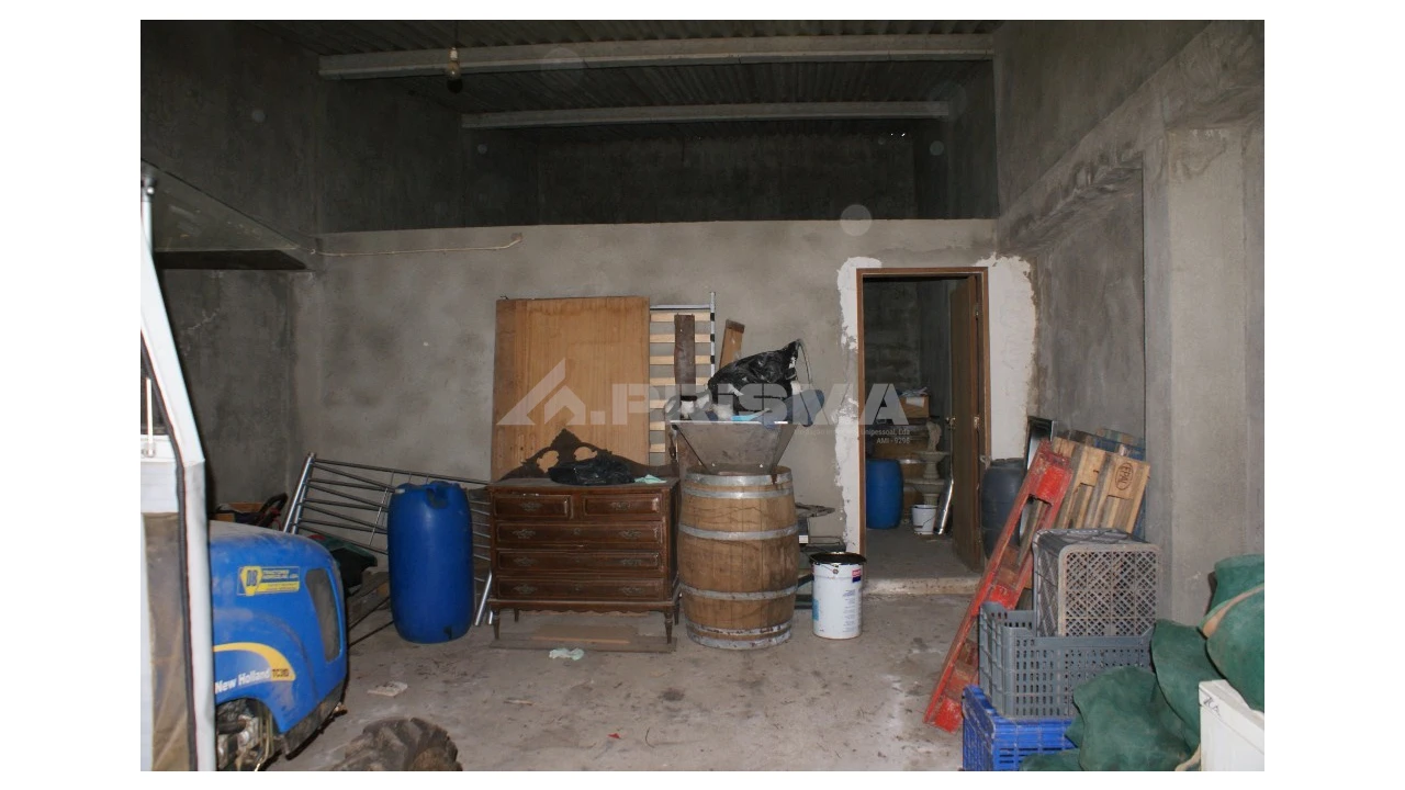 Garagem para Venda em Escalos de Baixo e Mata Foto 3