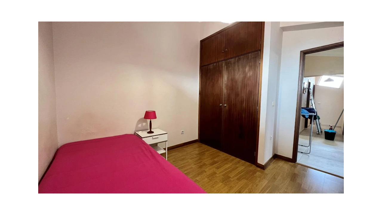 Apartamento T5 para Venda em Santo Antonio dos Olivais Foto 12