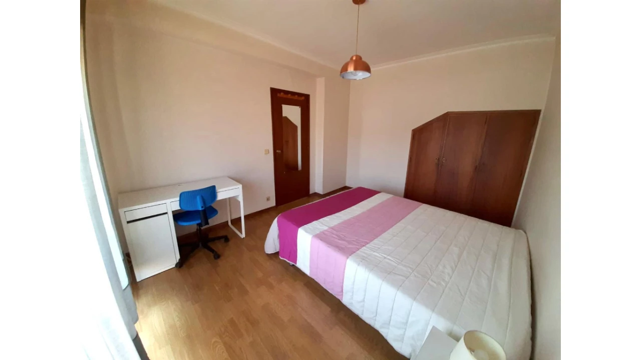 Apartamento T5 para Venda em Santo Antonio dos Olivais Foto 4