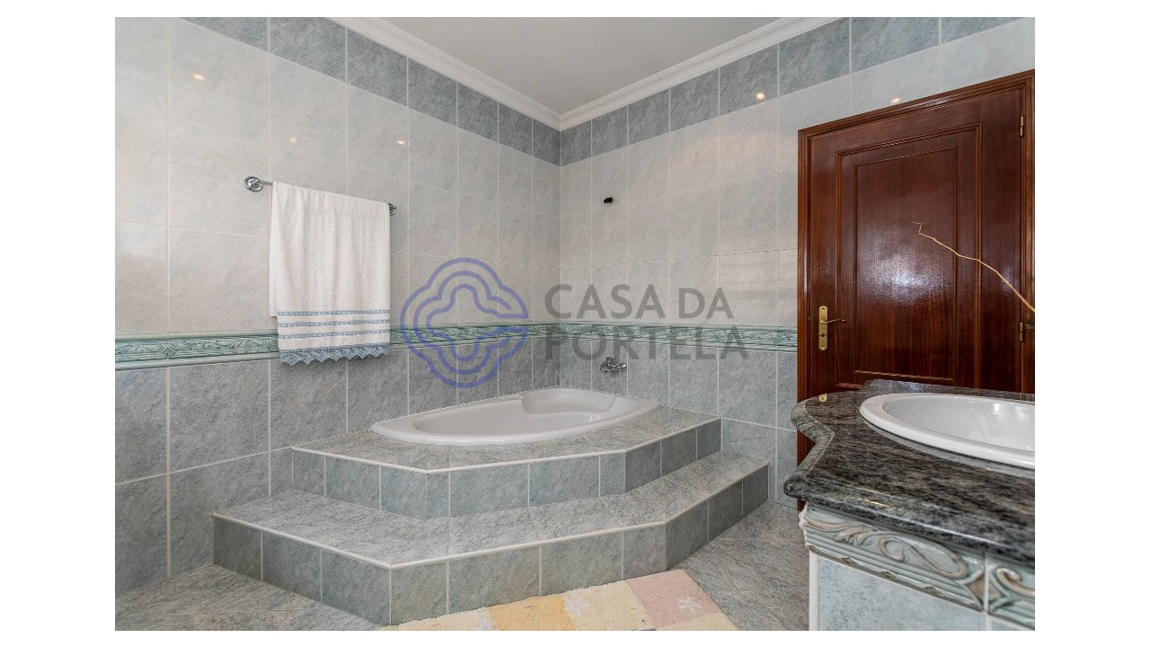 Moradia T4 para Venda em Sobrado e Bairros Foto 38