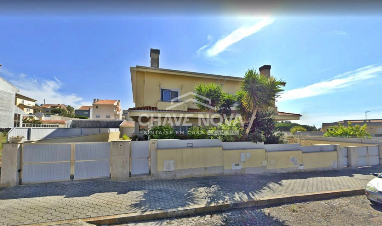 Moradia T4 para Venda em Arcozelo Foto 1