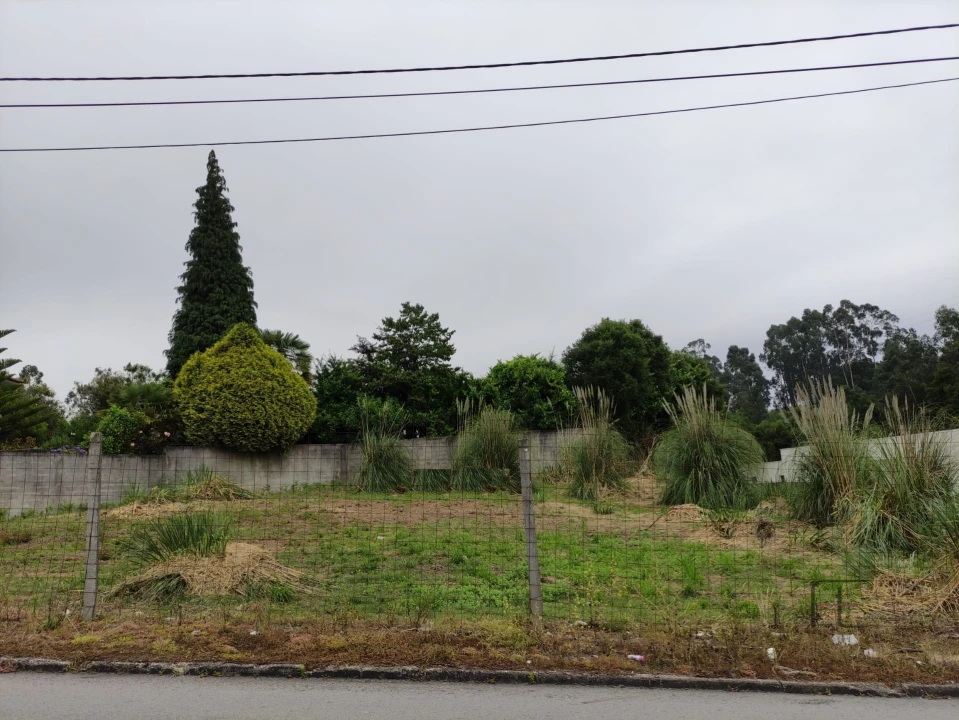 Terreno para Venda em Paços de Brandão Foto 1