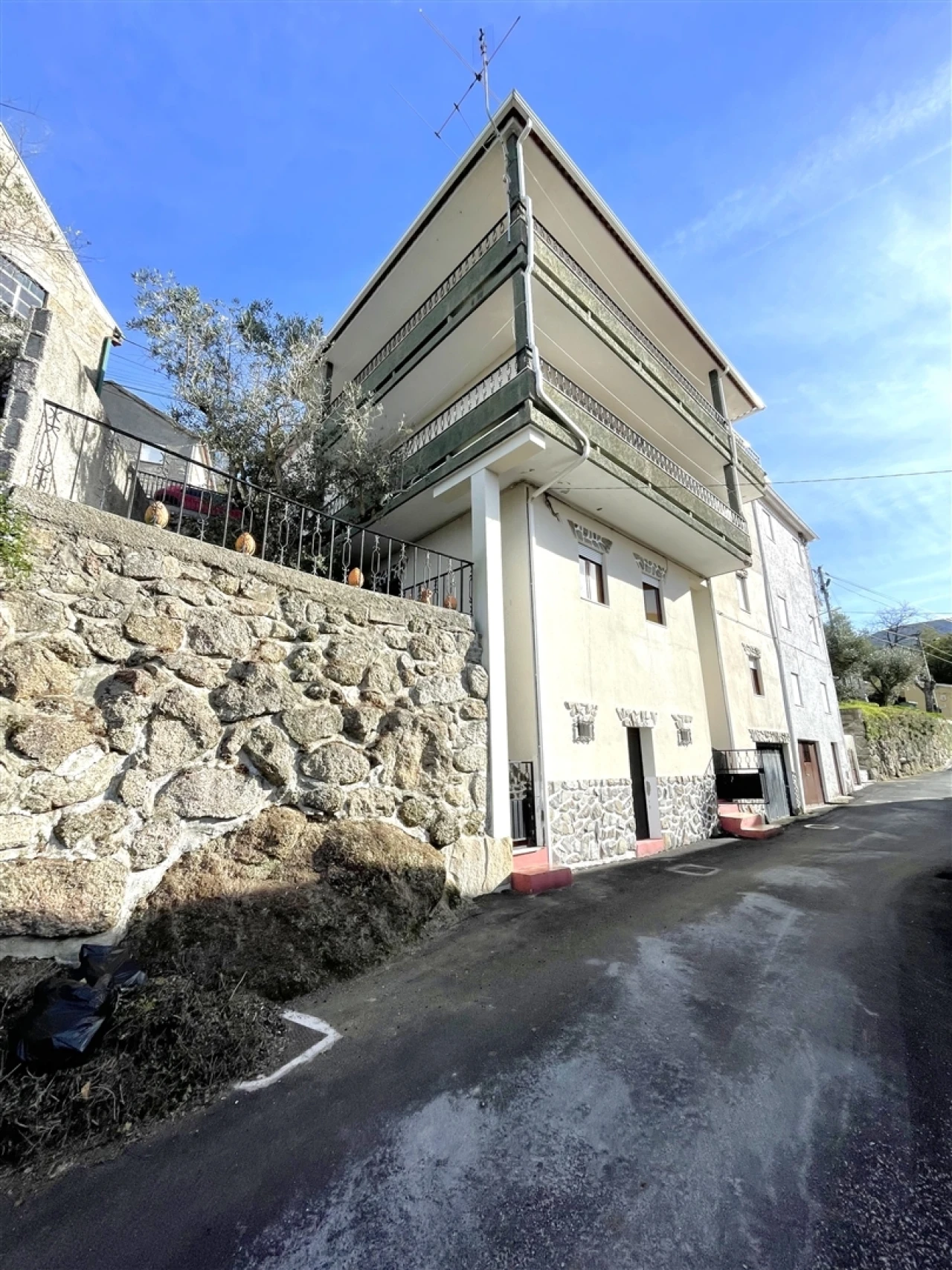 Moradia T5 para Venda em Aldeias e Mangualde da Serra Foto 3