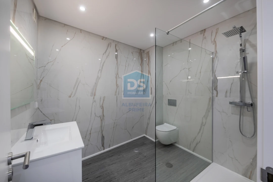 Apartamento T4 para Venda em Quelfes Foto 5