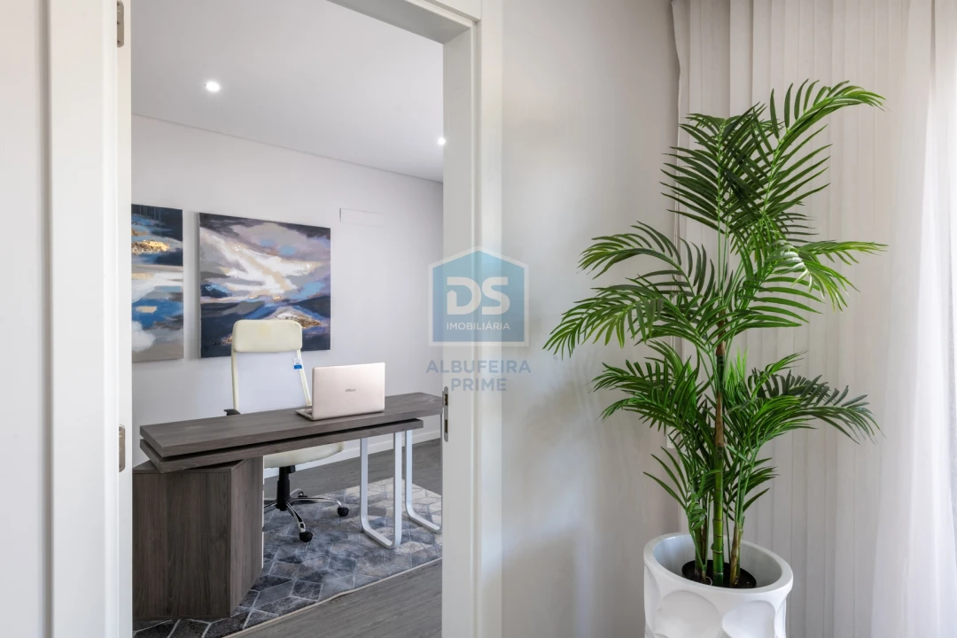 Apartamento T4 para Venda em Quelfes Foto 14