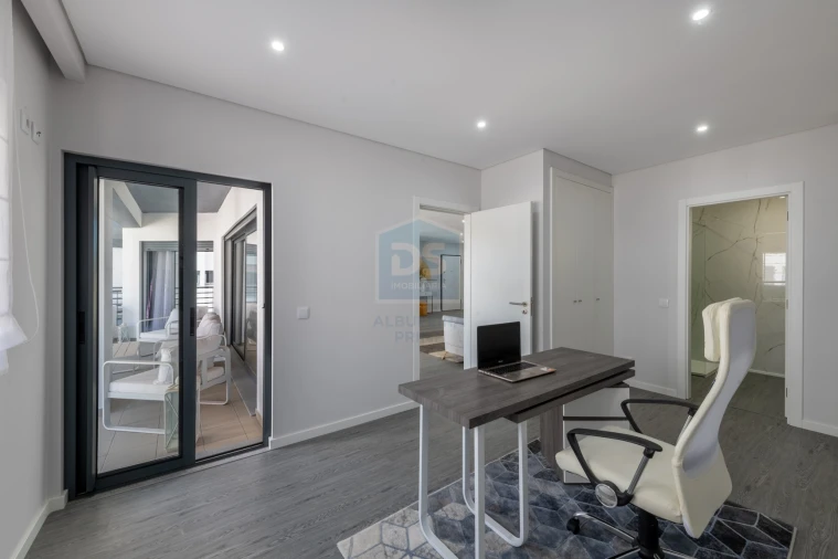 Apartamento T4 para Venda em Quelfes Foto 25