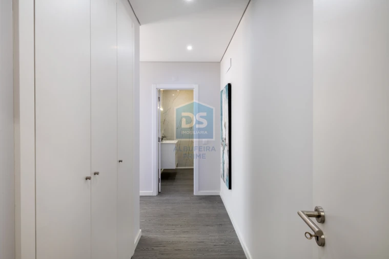 Apartamento T4 para Venda em Quelfes Foto 3