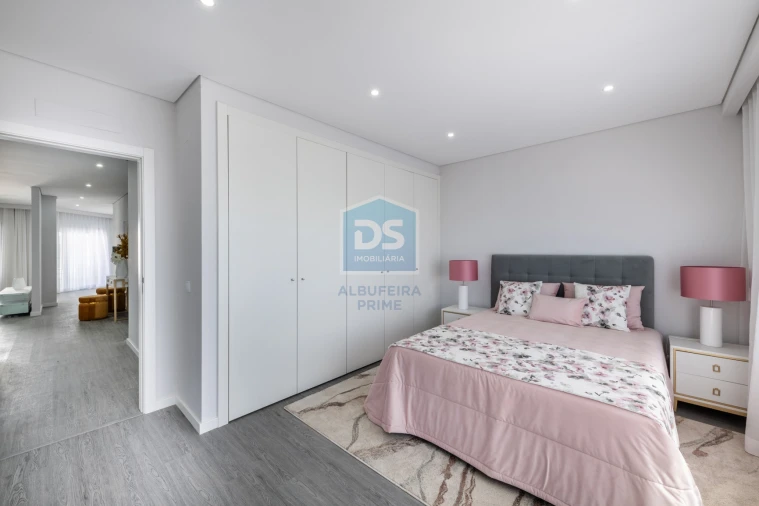 Apartamento T4 para Venda em Quelfes Foto 11