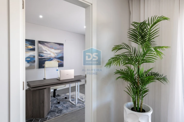 Apartamento T4 para Venda em Quelfes Foto 14