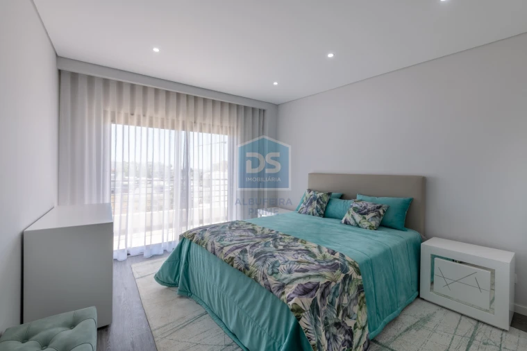 Apartamento T4 para Venda em Quelfes Foto 7