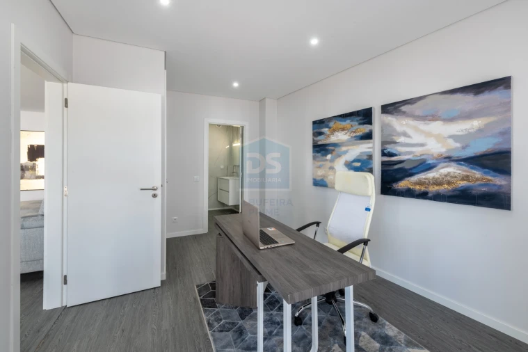 Apartamento T4 para Venda em Quelfes Foto 24