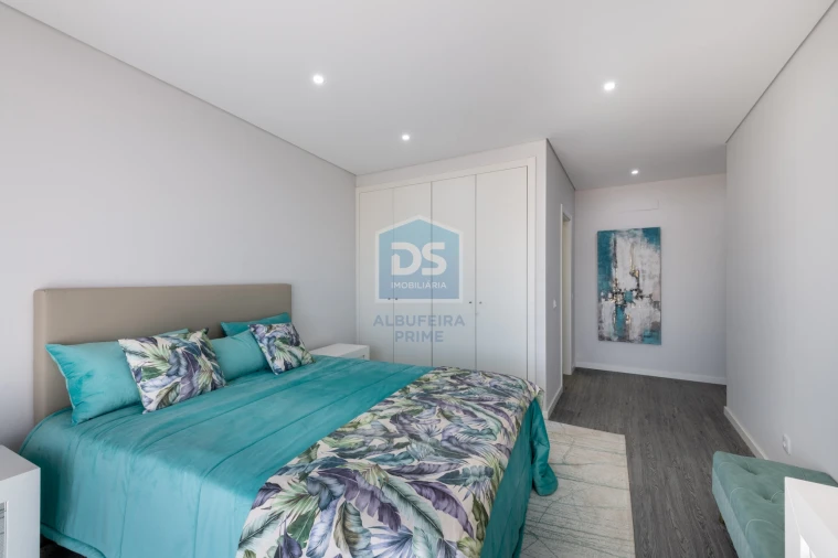 Apartamento T4 para Venda em Quelfes Foto 8