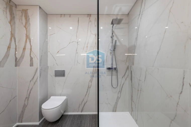 Apartamento T4 para Venda em Quelfes Foto 6