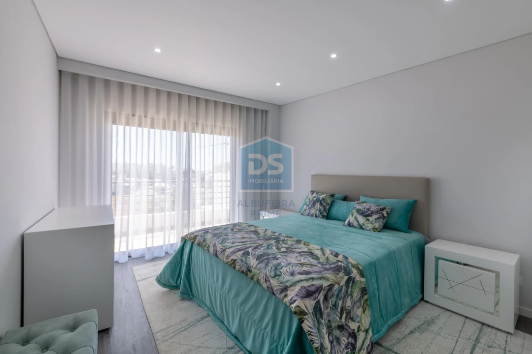 Apartamento T4 para Venda em Quelfes Foto 7