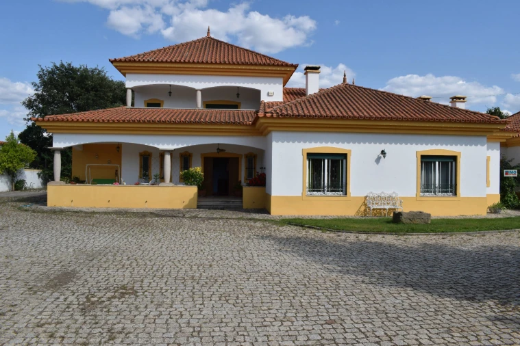 Moradia T4 para Venda em Alcaria Foto 3