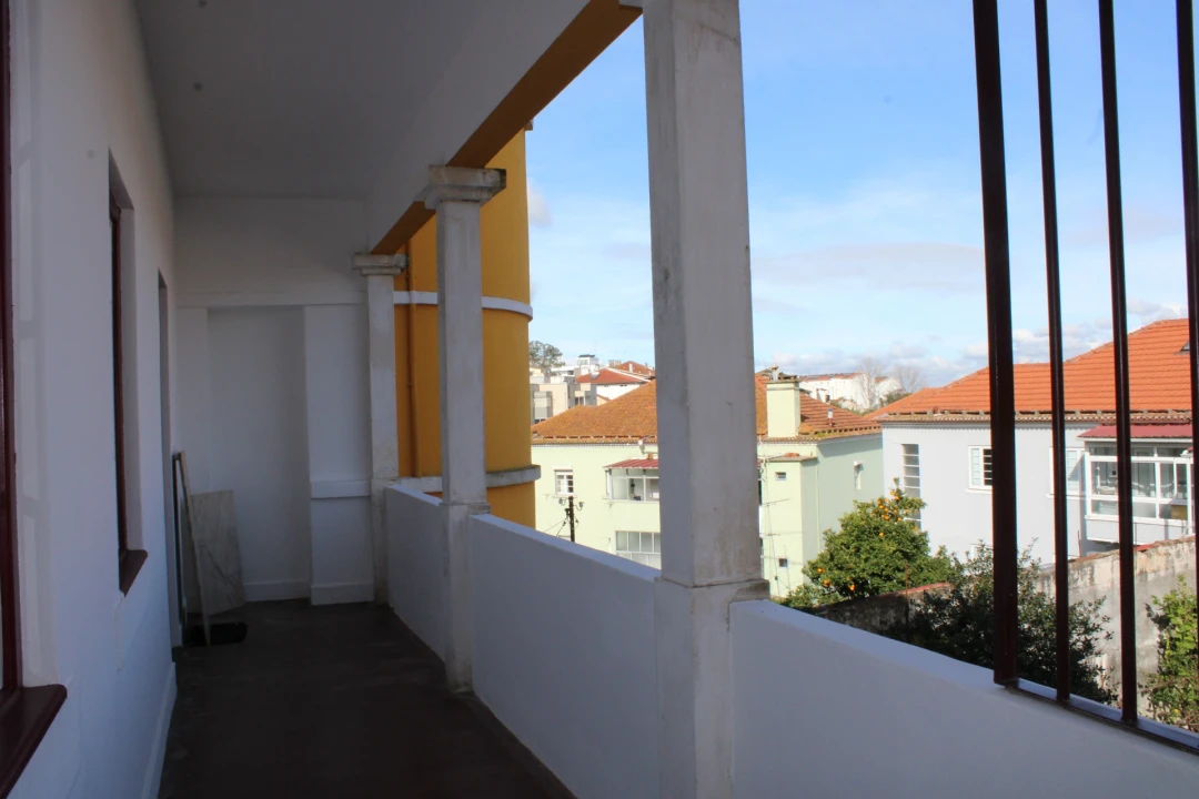 Apartamento T5 para Arrendamento em Santo Antonio dos Olivais Foto 17
