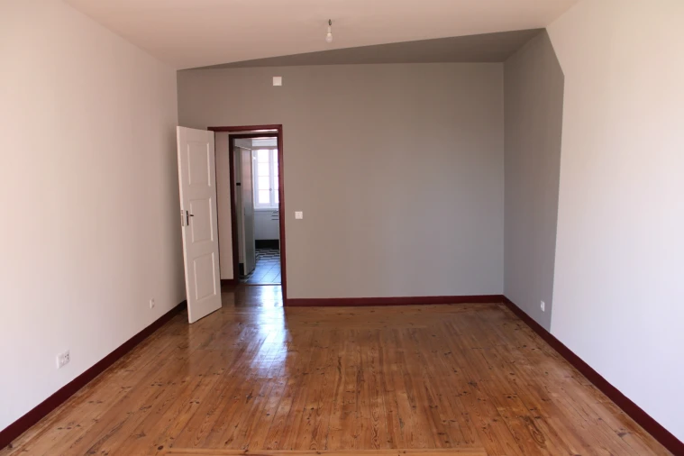 Apartamento T5 para Arrendamento em Santo Antonio dos Olivais Foto 6