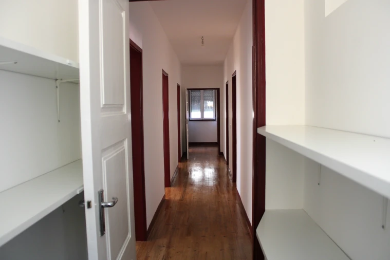 Apartamento T5 para Arrendamento em Santo Antonio dos Olivais Foto 3