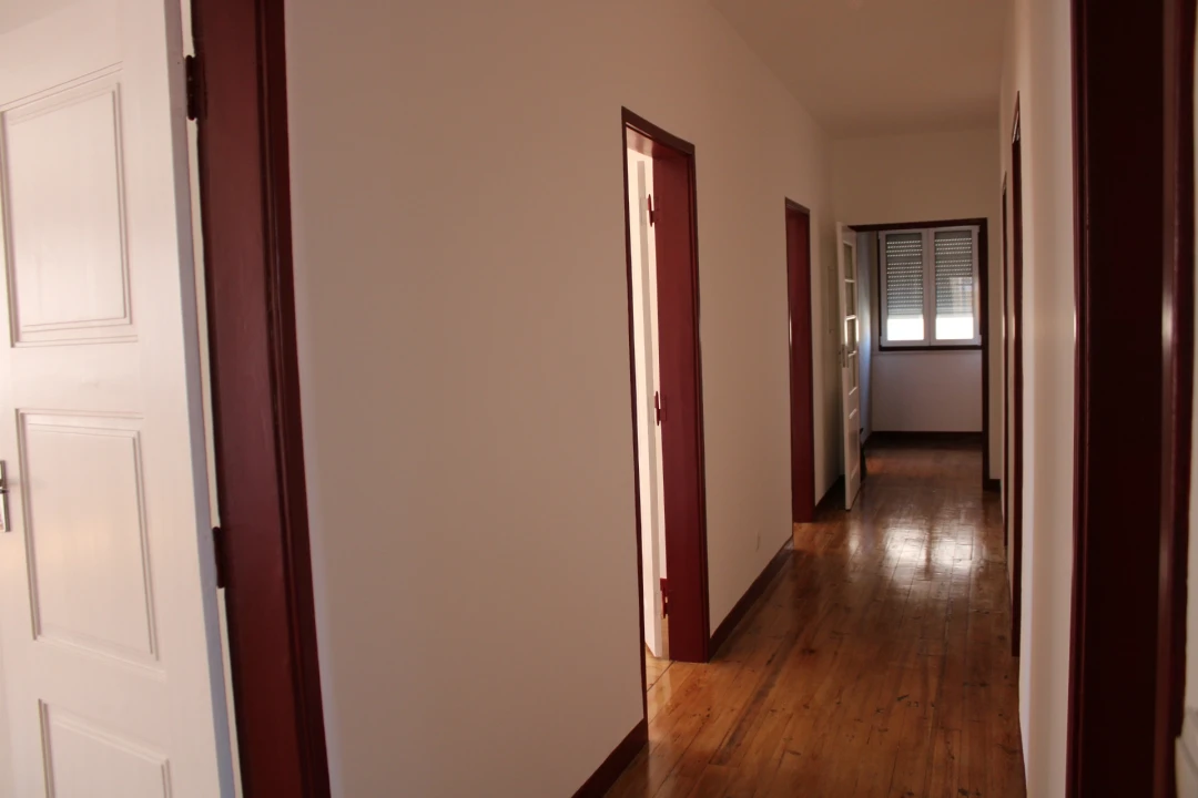Apartamento T5 para Arrendamento em Santo Antonio dos Olivais Foto 11