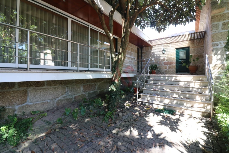 Moradia T4 para Venda em Infias Foto 2