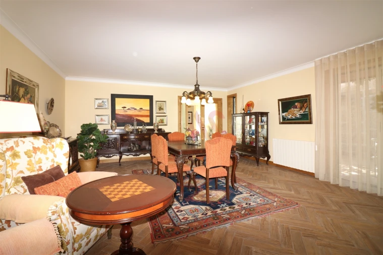 Moradia T4 para Venda em Infias Foto 11