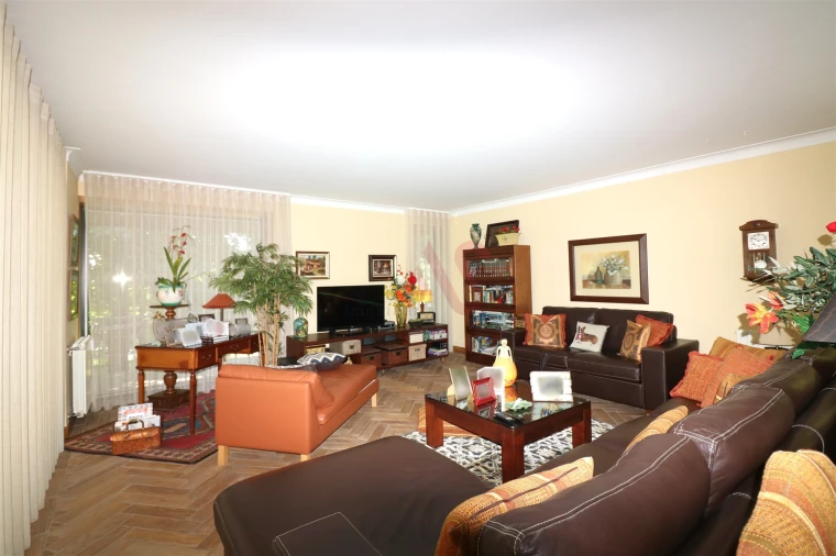 Moradia T4 para Venda em Infias Foto 5